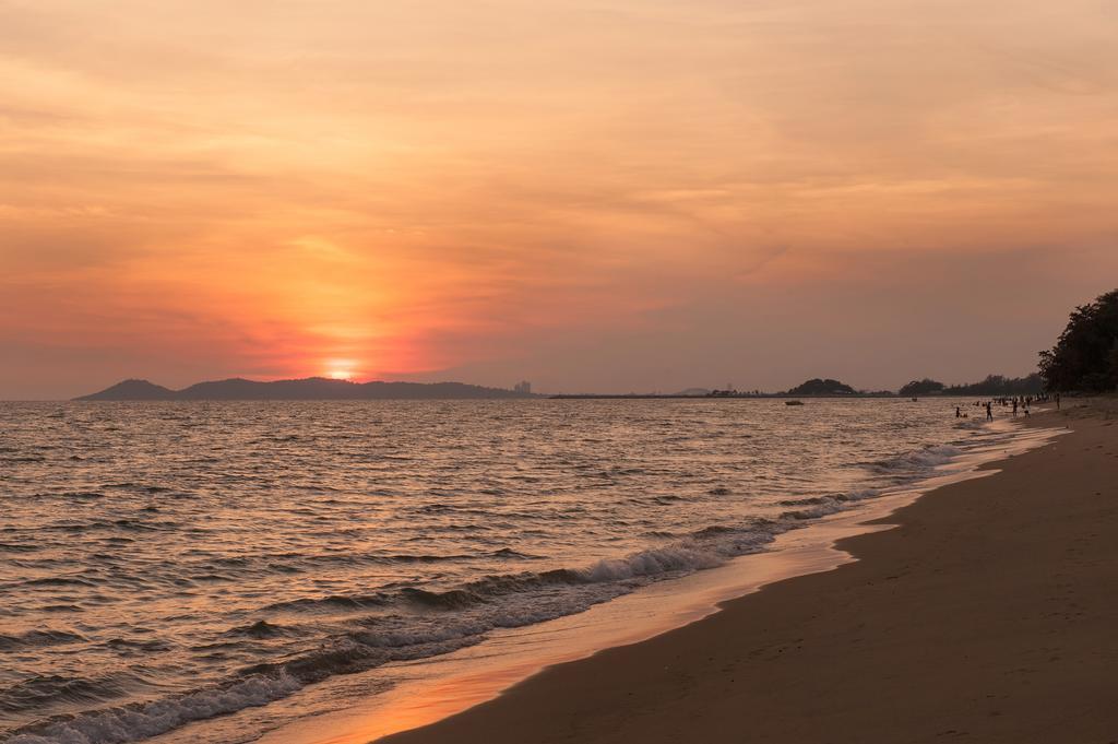 The Oriental Beach Resort Районг Екстериор снимка